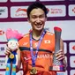 Tunggal putra Jepang, Kento Momota, menjadi juara usai mengalahkan tunggal Indonesia, Anthony Ginting pada BWF World Tour 2019 di Tianhe Gymnasium, Guangzhou, Minggu (15/12). Ginting kalah 21-17, 17-21 dan 14-21 dari Momota. (AFP/STR)