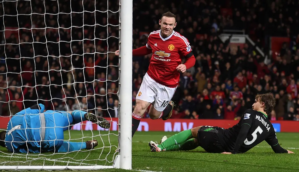 Wayne Rooney saat mencetak gol ketiga Manchester United ke gawang Stoke City dalam lanjutan Liga Inggris di Stadion Old Trafford, Manchester, Rabu (3/2/2016) dini hari WIB. (AFP/Paul Ellis)