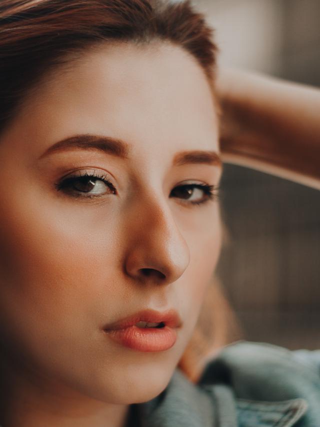 Contoh ilustrasi ombre lips untuk warna dasar kulit cool