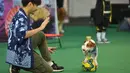 Seekor anjing menunjukkan kemampuannya menjaga keseimbangan pada Pameran Hewan Peliharaan Thailand 2020 di Bangkok International Trade and Exhibition Center (BITEC), Bangkok, Thailand, 3 September 2020. Ajang yang digelar empat hari itu akan berlangsung hingga 6 September. (Xinhua/Rachen Sageamsak)