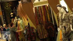 Pengunjung memilih batik di stand Indo Craft 2016 di Jakarta Convention Centre, Rabu (7/12). Puluhan produk kerajinan dalam negeri dipamerkan pada Indo Craft 2016 yang berlangsung hingga 11 Desember mendatang. (Liputan6.com/Helmi Fithriansyah)