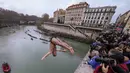 Aksi ini dilakukan dari Jembatan Cavour setinggi 18 meter (59 kaki) untuk berenang di sungai Tiber. (AP Photo/Domenico Stinellis)