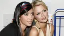 Kim Kardashian dan Paris Hilton sendiri dulu adalah sahabat yang tak terpisahkan. (Cosmopolitan)