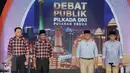 Kedua pasangan calon Gubernur dan Wakil Gubernur DKI Jakarta menyanyikan lagu kebangsaan Indonesia Raya saat debat terakhir Pilgub DKI Jakarta di Hotel Bidakara, Jakarta, Rabu (12/4). (Liputan6.com/Faizal Fanani)