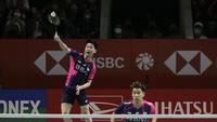Pasangan ganda putra Indonesia, Marcus Fernaldi Gideon/Kevin Sanjaya Sukamuljo berhasil lolos ke babak 16 besar Indonesia Masters 2022 usai mengalahkan wakil Prancis, Christo Popov/Toma Junior Popov di Istora Gelora Bung Karno, Jakarta, Selasa (7/6/2022). (Bola.com/Ikhwan Yanuar)
