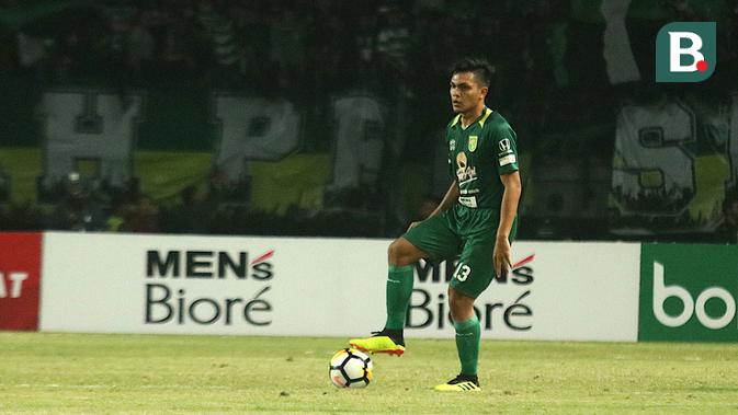 Bek Persebaya, Rachmat Irianto, saat laga vs Persib di Stadion Gelora Bung Tomo, Surabaya, Kamis (26/7/2018). (Bola.com/Aditya Wany)