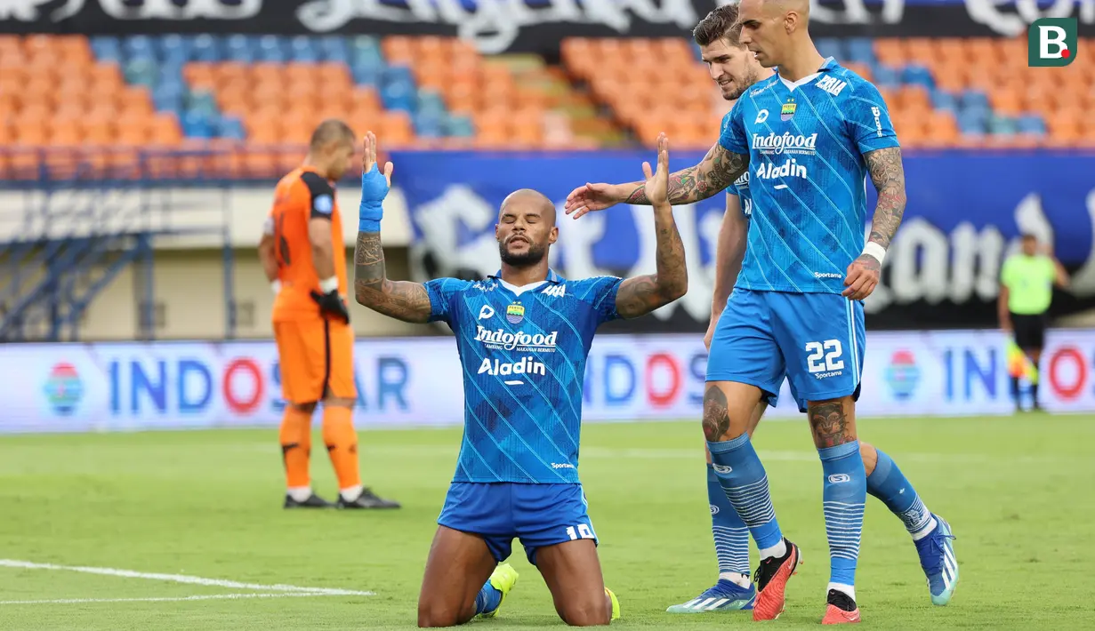 Pemain Persib Bandung, David da Silva, melakukan selebrasi setelah mencetak gol ke gawang Persija Jakarta pada laga pekan ke-28 Liga 1 2023/2024 di Stadion Si Jalak Harupat, Bandung, Sabtu (9/3/2024). (Bola.com/M Iqbal Ichsan)