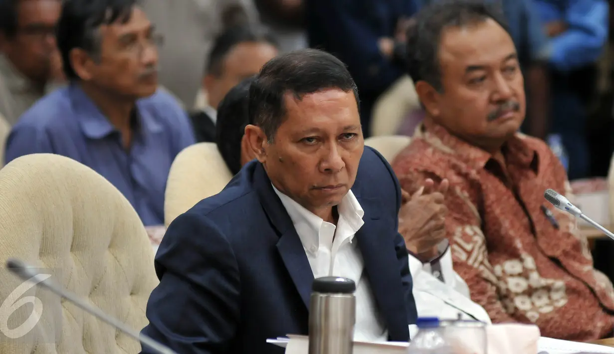 Dirut PT Pelabuhan Indonesia, RJ Lino ‎mendengarkan keterangan Pansus Pelindo II, Jakarta, Kamis (11/3/2015). RJ Lino mengklaim kerjasama dengan pihak asing menguntungkan PT Pelindo. (Liputan6.com/Johan Tallo)