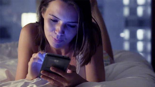 Ilustrasi bermain aplikasi kencan online