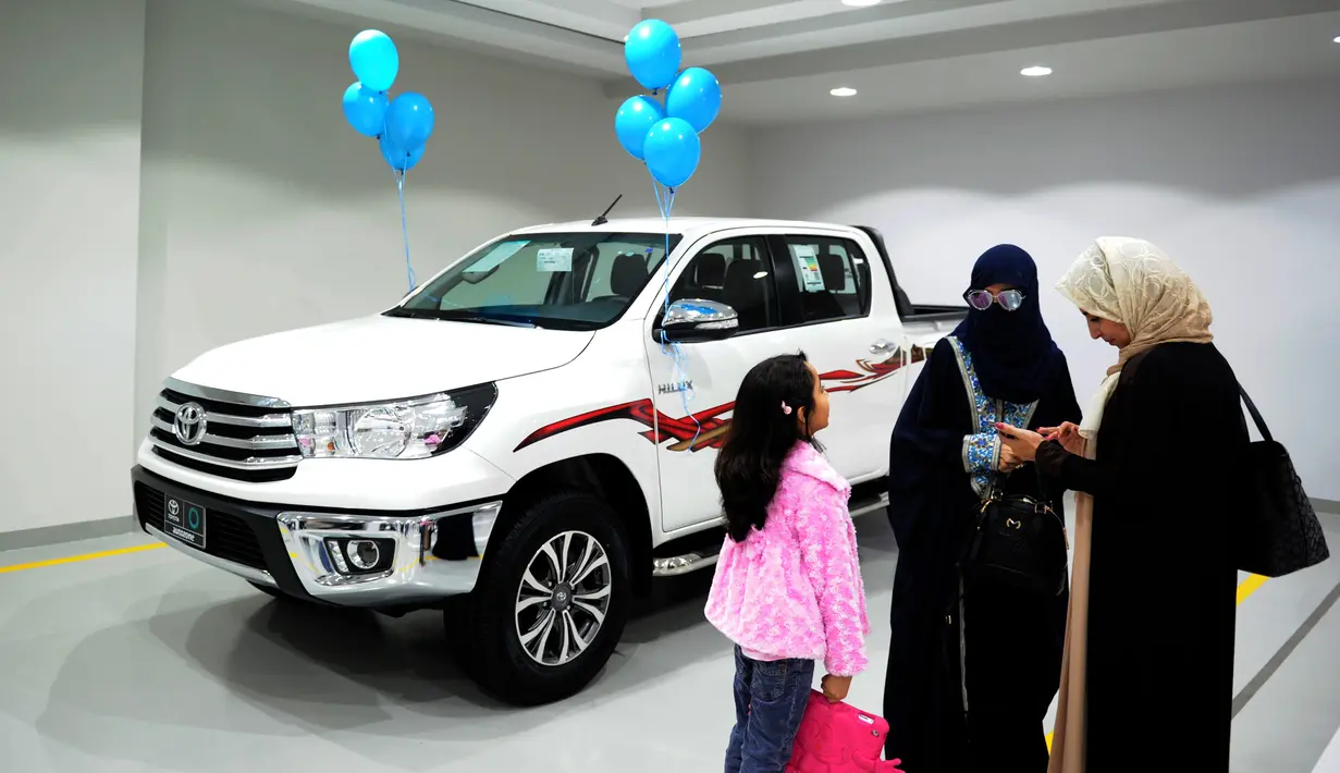 Perempuan Arab Saudi mengunjungi showroom mobil khusus wanita di kota pelabuhan Laut Merah, Jeddah, Kamis (11/1). Di showroom ini, para perempuan Saudi dapat mencari mobil impian yang akan mereka beli dan kendarai nantinya. (Amer HILABI/AFP)