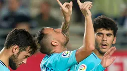 Pemain Barcelona, Paco Alcacer merayakan gol ke gawang Real Murcia pada leg pertama 32 besar Piala Raja di stadion Nuevo Condomina, Rabu (25/10). Tanpa Lionel Messi dan Luis Suarez, Barcelona menggasak tuan rumah, 3-0. (AP/Ferran Viros)
