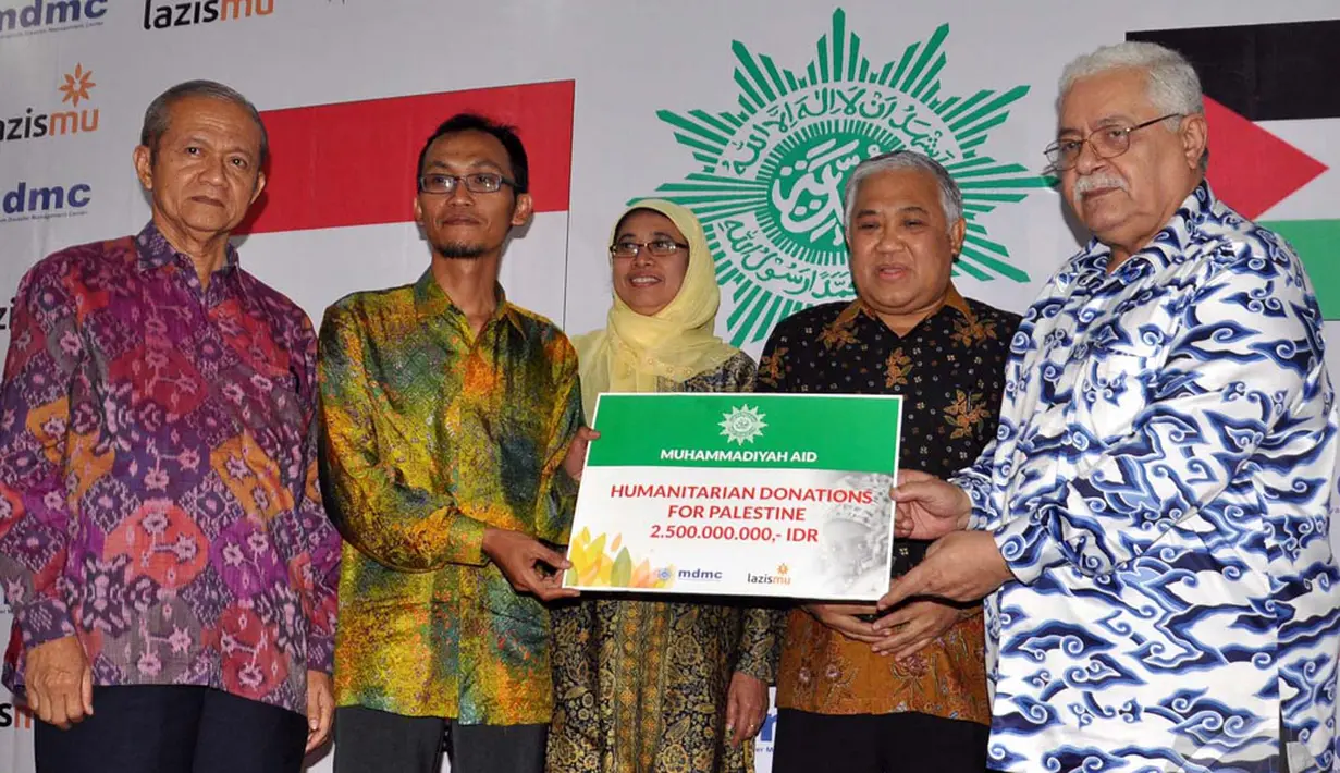 Organisasi Muhammadiyah menyumbang dana  bantuan kemanusian untuk rakyat Palestina, Jakarta, Selasa (9/9/2014) (Liputan6.com/Miftahul Hayat)