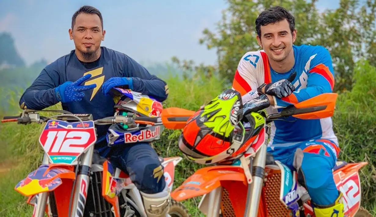 Biasanya pria berusia 32 tahun ini bisa menghabiskan 1-2 kali untuk bersama motor trailnya dalam seminggu. Bahkan Ali Syakieb telah mengunjungi beberapa tempat demi hobinya ini, seperti Padalarang dan Gunung Bromo.(Liputan6.com/IG/@alisyakieb)