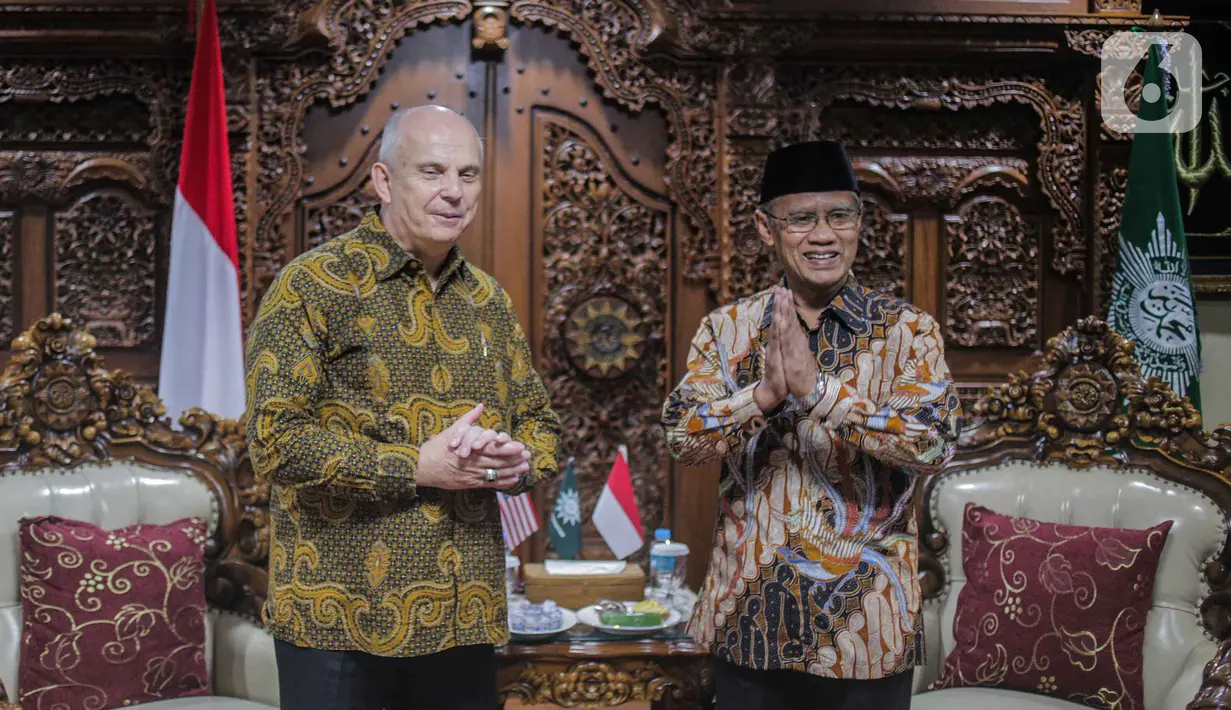 Ketua Umum PP Muhammadiyah Haedar Nashir (kanan) menerima Duta Besar AS untuk Indonesia Joseph R Donovan Jr saat pertemuan di  Jakarta, Selasa (15/10/2019). Pertemuan tersebut dalam rangka silaturahmi kepada organisasi massa Islam di Jakarta. (Liputan6.com/Faizal Fanani)