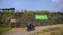 Sejak menyembur di tengah permukiman pada 29 Mei 2006 slam, lumpur Lapindo telah menimbulkan berbagai kerusakan lingkungan dan mengancam kesehatan. (JUNI KRISWANTO/AFP)