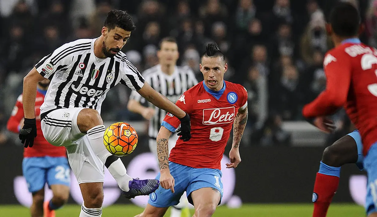 Pemain Juventus, Sami Khedira, mengontrol bola diawasi oleh pemain Napoli, Marek Hamsik. Kedua tim masih akan menjalankan 13 laga lagi dalam upaya perebutan scudetto. (Reuters/Giorgio Perottino)
