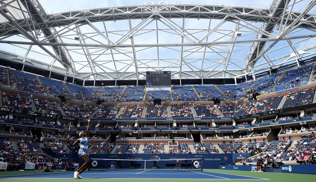 Suasana Flushing Meadows saat Venus Williams bertanding melawan Monica Puig dalam babak pertama Turnamen Tenis AS Terbuka di New York, AS. (31/8/2015). (EPA/John G. Mabanglo)