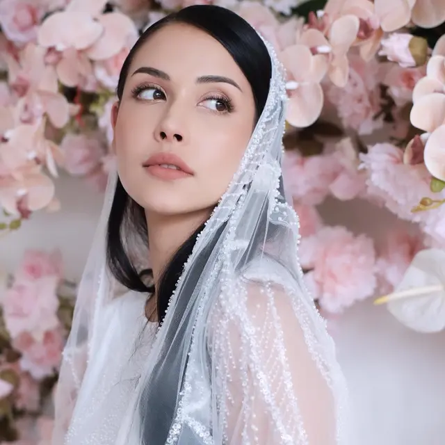 6 Potret Estelle Linden Pakai Kerudung Ini Bikin Pangling