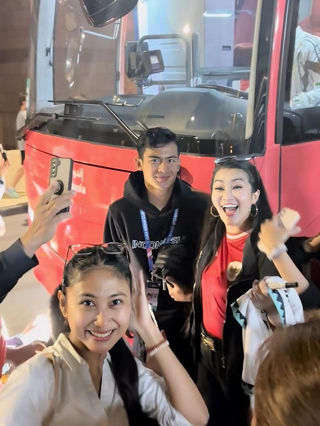 9 Momen Fitri Carlina Setia Nonton Langsung Timnas, Rela Bolak-Balik Indonesia-Qatar