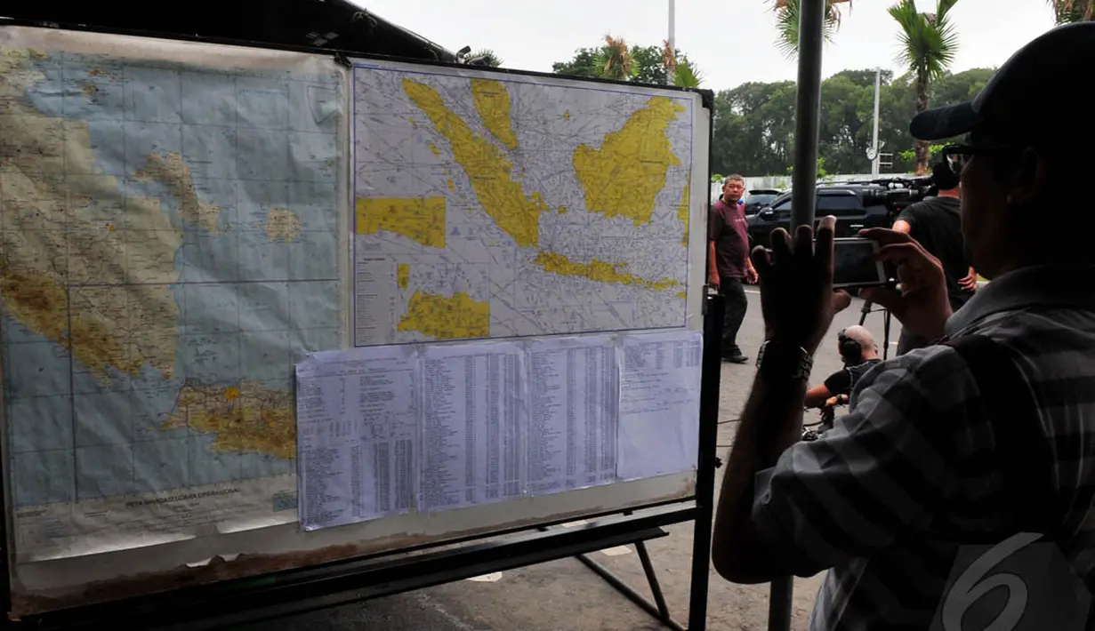 Seorang pria tampak mengambil gambar peta lokasi pencarian pesawat AirAsia QZ8501, Surabaya, Jatim, Selasa (30/12/2014). (Liputan6.com/Johan Tallo)