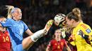 Pemain Timnas Inggris, Chloe Kelly (kiri), berusaha merebut bola dari tandukan kiper Timnas Spanyol, Catalina Coll (kanan), dalam pertandingan final Piala Dunia Wanita 2023 yang berlangsung di Stadium Australia, Sydney, Minggu (20/8/2023). (AFP/William West)