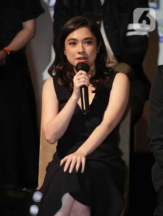 Amanda Rigby saat hadir usai gala premier film Atas Nama Surga di Jakarta, Kamis (9/6/2022). Amanda Rigby berperan sebagai Salwa dalam film Atas Nama Surga. (Liputan6.com/Faizal Fanani)