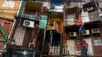 Kondisi rumah susun di kawasan Villa 31, Buenos Aires, Argentina (25/4). Villa 31 adalah kampung kumuh tertua di Argentina yang berada di antara kawasan wisata dan pemukiman mewah Buenos Aires. (AFP PHOTO/Eitan Abramovich)