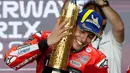 Berlangsung sengit, The Baby Alien menjadi yang tercepat dalam seri keempat MotoGP 2025 yang berlangsung Sirkuit Internasional Lusail, Doha, Qatar. (Karim JAAFAR/AFP)