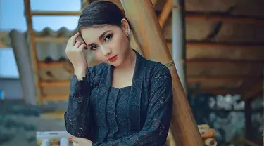 Sebagai penyanyi dangdut, Lala Widy selalu memerhatikan penampilannya di berbagai kesempatan. Seringkali ia bergonta-ganti gaya busana. Namun saat pakai kebaya, penampilannya tampak berbeda. Lala makin terlihat anggun dan memesona.(Liputan6.com/IG/@lala__widy)