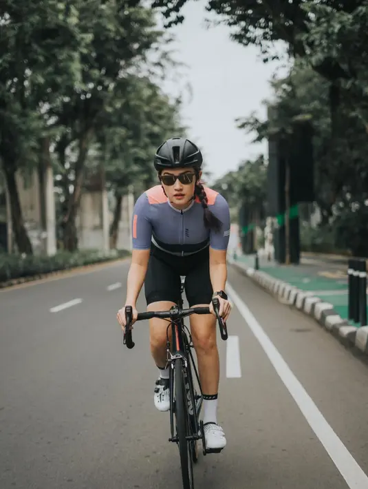 Natasha juga nampaknya memiliki koleksi kacamata hitam. Sehingga ia menggunakan setiap kacamatanya tersebut sesuai dengan kebutuhan. Salah satunya saat sedang bersepeda. (Liputan6.com/IG/natasharyder)