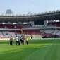 Erick Thohir melakukan peninjauan di Stadion Utama Gelora Bung Karno (SUGBK) pada Senin (13/3/2023) untuk memastikan kesiapan stadion jelang dihelatnya Piala Dunia U-20 2023. (Liputan6.com/Melinda Indrasari)