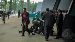 Sejumlah anggota TNI mengikuti latihan gabungan pengamanan di Jakarta, Kamis (9/4/2015). Latihan gabungan bertujuan untuk melatih kesigapan  jelang KTT Asia-Afrika ke-60 di Jakarta dan Bandung. (Liputan6.com/Faizal Fanani)