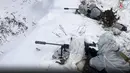 Dalam foto selebaran yang diambil dari video Layanan Pers Kementerian Pertahanan Rusia pada 28 Desember 2022 memperlihatkan tentara Rusia ikut serta dalam latihan di lokasi yang tidak ditentukan di Belarusia. (Russian Defense Ministry Press Service via AP)
