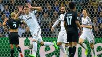 Gelandang Juventus Marko Pjaca (kiri) merayakan gol ke gawang FC Porto pada laga Liga Champions di Estadio do Dragao, Porto, Rabu (22/2/2017). (AFP/Miguel Riopa)