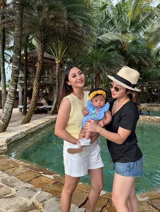 Hubungan kakak-adik ini kini berada di fase berbeda. Tentunya ada keseruan tersendiri mengurus bayi bersama. [Foto: Instagram/nikitawillyofficial94]