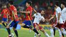 Perebutan bola antara pemain Spanyol dan pemain Georgia pada laga persahabatan di Coliseum Alfonso Perez, Madrid, Rabu (8/6/2016) dini hari WIB. (AFP/Gerard Julien)