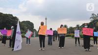 Aktivis Perempuan Mahardhika menggelar aksi memperingati Hari Perempuan Sedunia di Kawasan Patung Kuda Arjuna Wijaya, Jakarta, Senin (8/3/2021). Dalam aksinya mereka meminta pemerintah mengakui kekerasan seksual sebagai pelanggaran HAM hingga mencabut UU Cipta kerja. (Liputan6.com/Herman Zakharia)