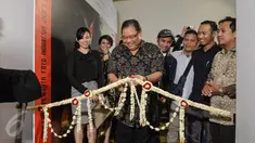 Menteri Koperasi dan UKM, AAGN Puspayoga memotong pita saat meresmikan pembukaan Anugerah Pewarta Foto Indonesia (APFI) 2017 di Jakarta, Jumat (21/4). Sebanyak 15 karya foto jurnalistik terbaik telah dipilih dari 5.488 karya. (Liputan6.com/Faizal Fanani)