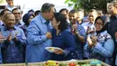 Ketua Umum Partai Demokrat Susilo Bambang Yudhoyono mencium istrinya, Ani Yudhoyono saat potong tumpeng dalam perayaan HUT Partai Demokrat ke-16 di Cikeas, Jawa Barat, Sabtu (9/9). (Liputan6.com/Angga Yuniar)