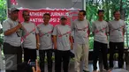 Ketua nonaktif Komisi Pemberantasan Korupsi (KPK) Abraham Samad (kedua kiri) dan Taufiqurahman Ruki (kiri) menghadiri acara Media Gathering di Camp Hulu Cai, Desa Tapos, Ciawi, Bogor, Jumat,(20/11). (Liputan6.com/Helmi Afandi)