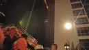 Penampakan Wisma Kosgoro yang terbakar, Jakarta, Senin (9/3/2015). Tingginya gedung dan hembusan angin yang kencang membuat pemadam kebakaran mengalami kesulitan (Liputan6.com/Faizal Fanani)