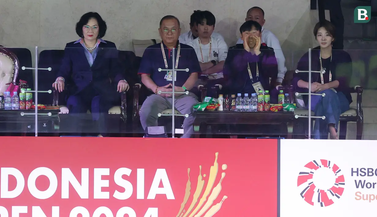 <p>Pelatih Timnas Indonesia, Shin Tae-yong (kedua kanan) berteriak didampingi sang istri, Cha Young-ju saat memberi dukungan kepada tunggal putri Korea Selatan, An Se-young saat menghadapi wakil China, Chen Yu Fei pada laga final Indonesia Open 2024 di Istora Senayan, Jakarta, Minggu (9/6/2024). (Bola.com/M Iqbal Ichsan)</p>