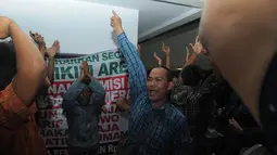 Kehadiran mereka dengan berteriak-teriak membuat suasana sedikit tegang. Para karyawan di gedung DPR kemudian menyaksikan aksi mereka, Jakarta, Senin (29/9/2014) (Liputan6.com/Herman Zakharia)