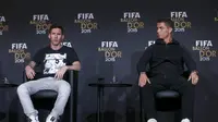 Cristiano Ronaldo sempat menjadi penerjemah bagi Lionel Messi pada malam penghargaan FIFA Ballon d'Or 2015 (11/1/2016). (Reuters/Carl Recine)