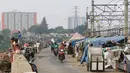 Gubuk liar berdiri di sepanjang jalur inspeksi Kanal Banjir Barat di Tanah Abang, Jakarta, Jumat (3/11). Kurangnya pengawasan menyebabkan daerah tersebut kembali dipenuhi gubuk liar. (Liputan6.com/Immanuel Antonius)