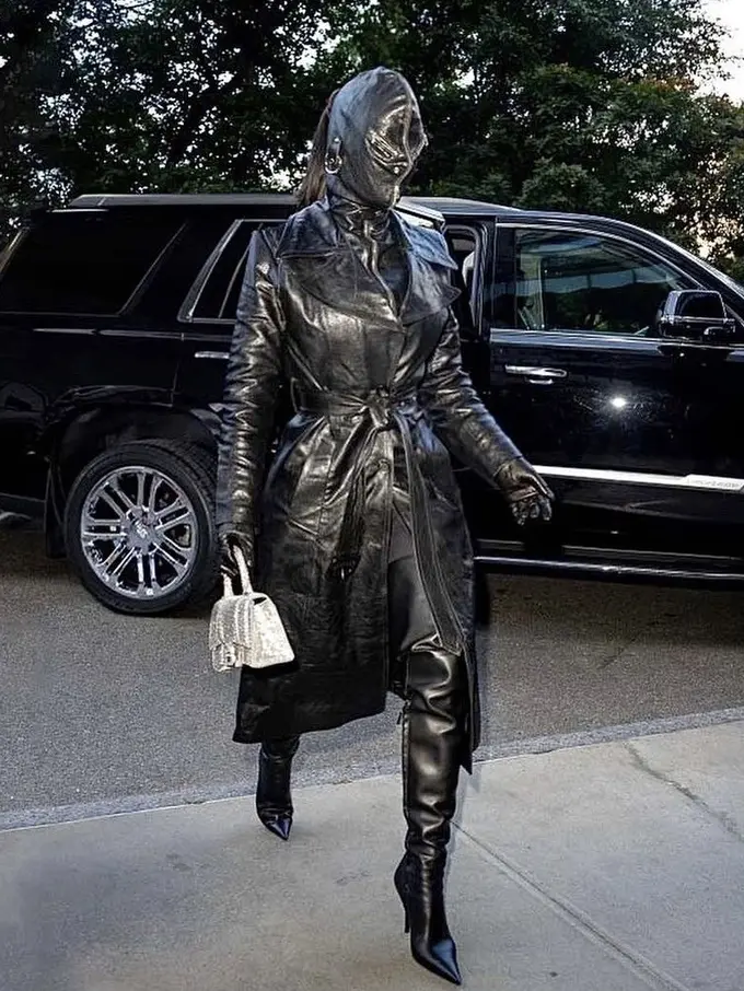 Datang ke New York Fashion Week, Kim Kardashian tampil tertutup serba hitam/dok. Instagram @Kimkardashian