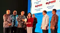 Direktur Jaringan dan Retail Banking Bank Mandiri Aquarius Rudianto didampingi SVP Transaction Banking Retail Sales Bank Mandiri Thomas Wahyudi dan SVP Commercial Solutions Bank Mandiri Ade Arief Mochtar memberikan plakat kepada salah satu Direktur BPR usai peresmian kerjasama Digitalisasi Bank Mandiri dengan 11 BPR di Jakarta (07/03/2023) (Liputan6.com)