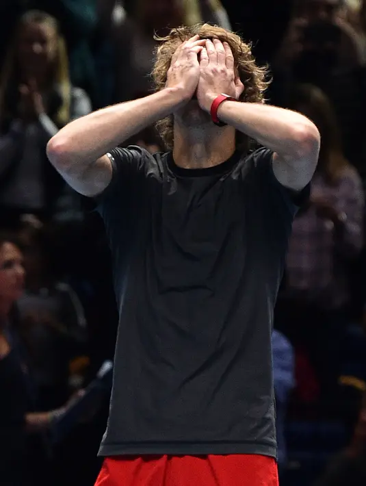 Petenis Jerman, Alexander Zverev berselebrasi setelah mengalahkan Novak Djokovic pada laga puncak ATP Finals 2018 di London, Senin (19/11). Petenis berusia 21 tahun itu  mengalahkan petenis nomor satu dunia dengan 6-4, 6-3. (Glyn KIRK / AFP)