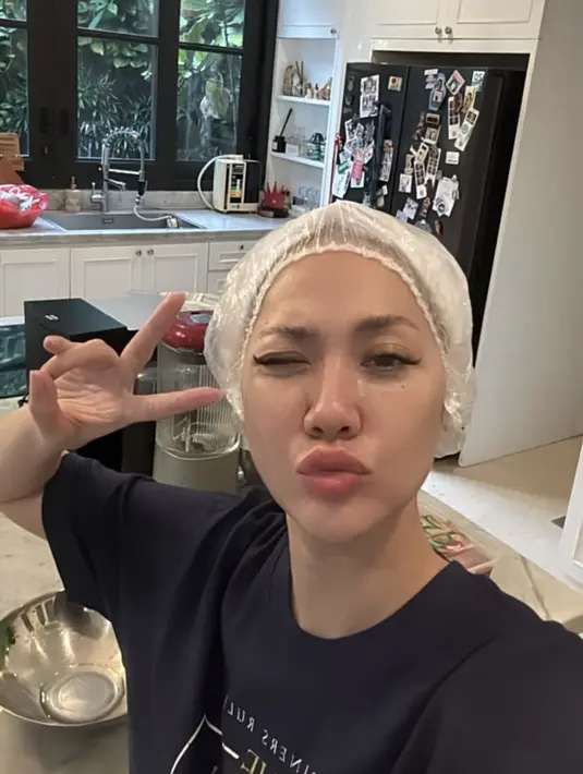 Bunga Citra Lestari membagikan potret dirinya yang sudah siapa membuat rendang di dapurnya. Ia pun tampil dengan outfit memasaknya, Serta wajah natural terkena uap rendang. [@itsmebcl]