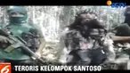 Terlihat Ali Kalora yang dikawal dua orang bersenjata lengkap menantang aparat keamanan dan mengaku akan terus melakukan perlawanan.